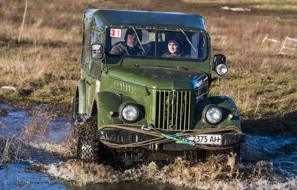 Off-road vehicle brand GAZ-69 overcomes the track — Stock Photo, Image