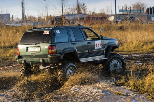 Marca de vehículos todoterreno Jeep Cherokee supera la pista — Foto de Stock