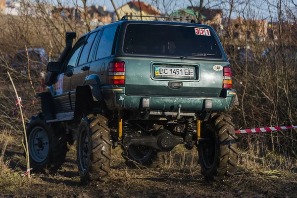 Off-road vehicle brand Jeep Cherokee   overcomes the track — Stock Photo, Image