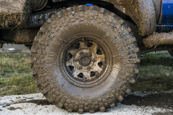 Wheel off-road vehicle brand Nissan — Stock Photo, Image