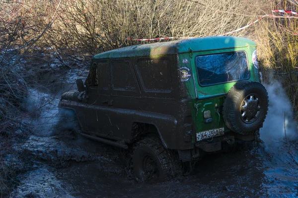 オフロード車ブランド Uaz を克服する多角形上のトラック — ストック写真