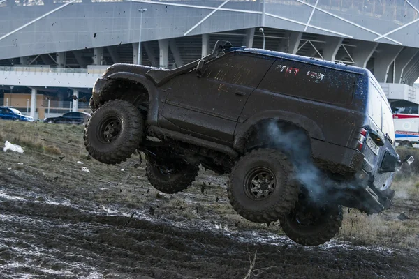Off-Road araç marka Nissan bir çokgen yolda üstesinden gelir.