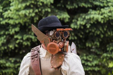 Cosplayer çocuk ve steampunk tarzı giyinmiş kızlar