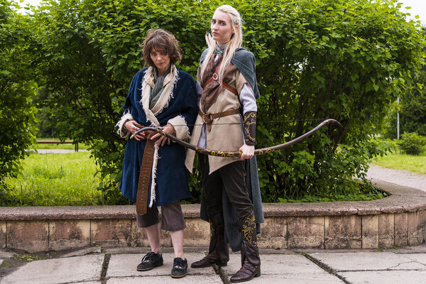 Женщина выступает на фестивале косплея
