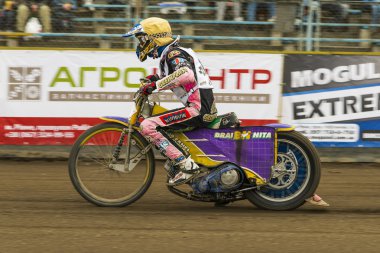 Bilinmeyen binici parça üstesinden gelir.