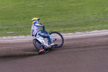 Bilinmeyen binici parça üstesinden gelir.