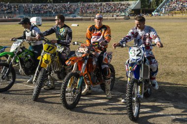 Bir hazırlama için yarış sırasında bilinmeyen biniciler