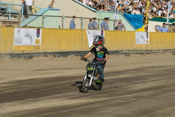 Joven jinete supera la pista —  Fotos de Stock