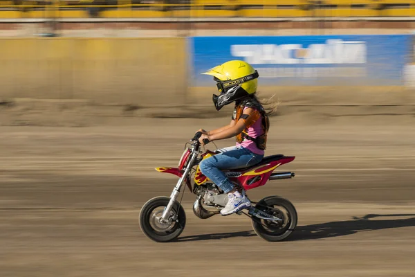 Young rider overcomes the track — Stock Photo, Image