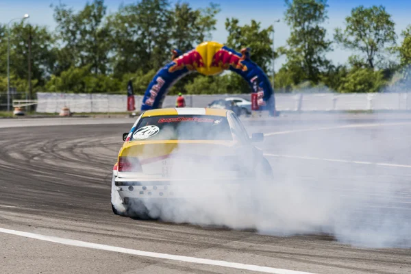 Carro de corrida marca BMW superar a pista — Fotografia de Stock