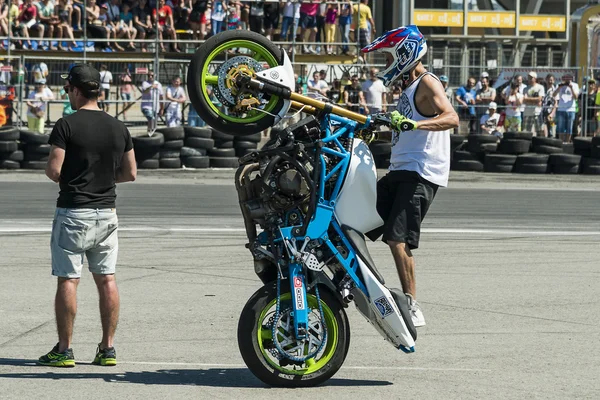 Unbekannte Stuntbiker unterhalten das Publikum — Stockfoto