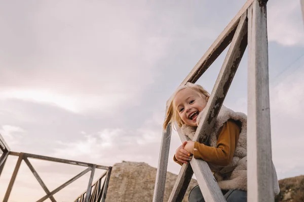 Dziewczynka uśmiecha się nad morzem. — Zdjęcie stockowe