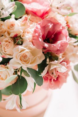 Deniz şakayıkları ve güllerle dolu bir buket..