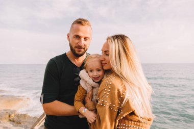 Anne, baba ve kız denizde..