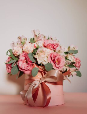 Deniz şakayıkları ve güllerle dolu bir buket..