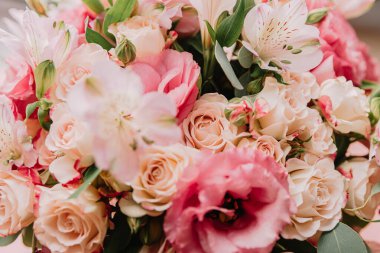 Deniz şakayıkları ve güllerle dolu bir buket..