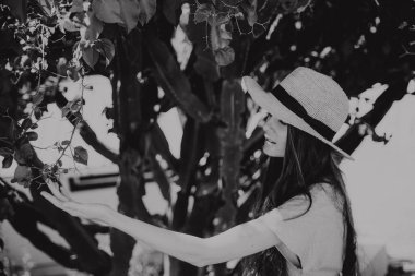 Gözleri kapalı bir kızın portresi.