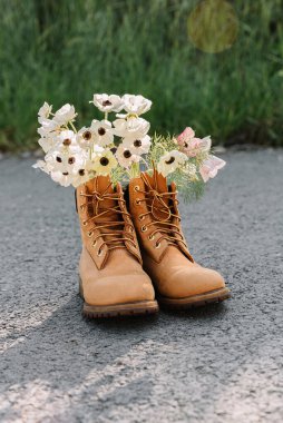 İçinde bir buket kır çiçeği olan ayakkabılar..