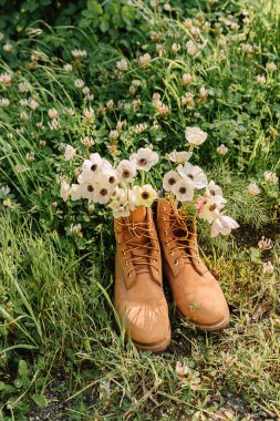 İçinde bir buket kır çiçeği olan ayakkabılar..