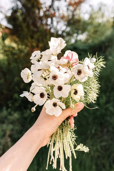 Bouquet Fleurs Sauvages Main Printemps Coucher Soleil — Photo