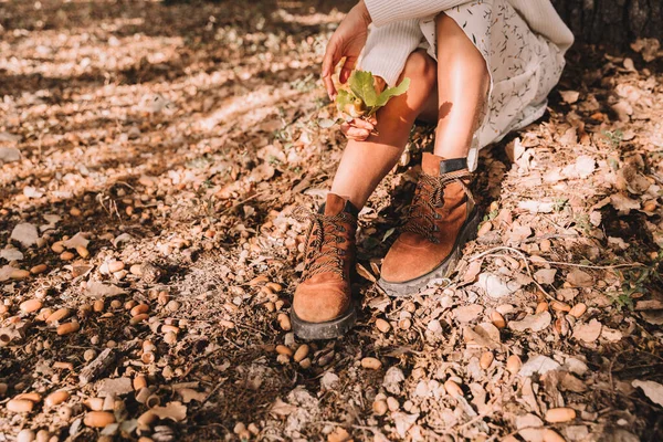 Feet Boots Oak Tree Spring Autumn Blue Sky Clouds — Stock Photo, Image