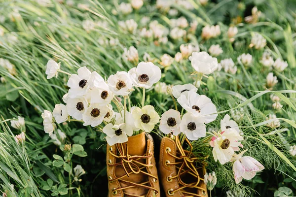 Chaussures Avec Bouquet Anémone Fleurs Sauvages Blanches Intérieur Objet Sélectionné — Photo