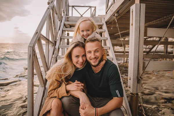 Madre, papá e hija al lado del mar. Imagen De Stock