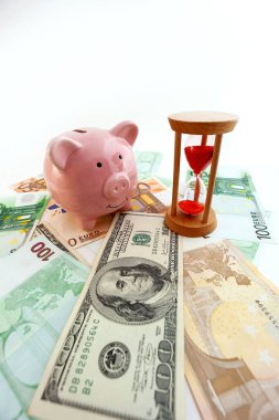 Domuz şekilli domuz kumbarası, kum saati, büyüyen odun küpleri, avro banknotları ve izole edilmiş beyaz arka planda bize dolar.