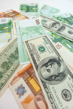 İzole edilmiş beyaz bir grup için Amerikan doları banknotları ve euro banknotları