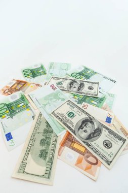 İzole edilmiş beyaz bir grup için Amerikan doları banknotları ve euro banknotları