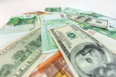 İzole edilmiş beyaz bir grup için Amerikan doları banknotları ve euro banknotları