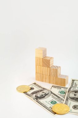 Domuz şekilli domuz kumbarası bitcoin sikkeler, kum saati, büyüyen grafik tahtadan küpler ve izole edilmiş beyaz arka planda bize dolar.