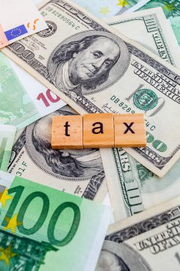 ABD dolarlarının dokusuna ve euro banknotlarına tahtadan küplere yazılan vergi.