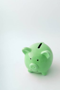 İzole edilmiş beyaz arka planda domuz şeklinde bir kumbara.
