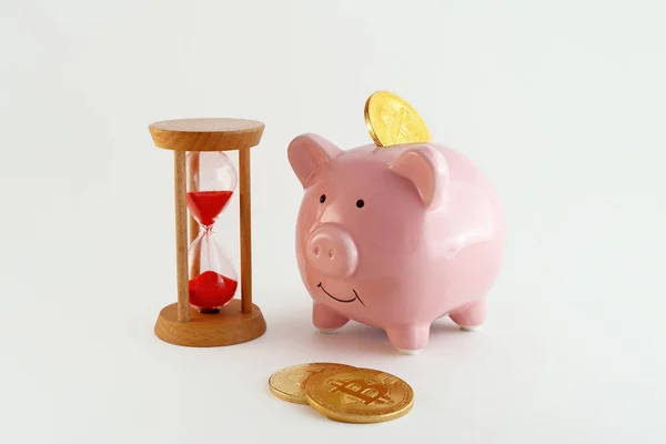 Sparschwein Mit Bitcoin Münzen Und Sanduhr Auf Isoliertem Weißem Hintergrund — Stockfoto