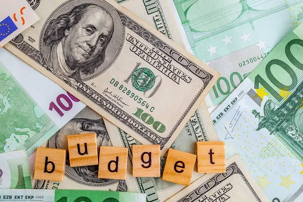 Επιγραφή Του Προϋπολογισμού Ξύλινους Κύβους Στην Υφή Των Δολαρίων Μας — Φωτογραφία Αρχείου