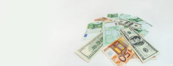 Panorama Amerikan doları banknotları, Avro banknotları izole edilmiş beyaz bir grupta
