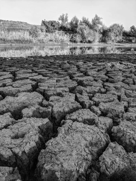 Preto Branco Seco Rachado Lago Fundo Textura Global Aquecimento — Fotografia de Stock