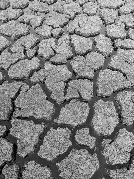 Černá Bílá Sušené Popraskané Jezero Spodní Pozadí Textura Globální Oteplování — Stock fotografie