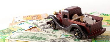 Avro üzerinde bozuk para ve dolar desenli ahşap araba arka plan panoraması