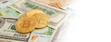 Avro ve dolar panoramasının doku arka planında bitcoins