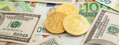 Avro ve dolar panoramasının doku arka planında bitcoins