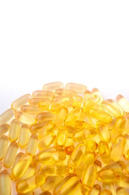 Beyaz arkaplan dokusunda balık yağı omega 3