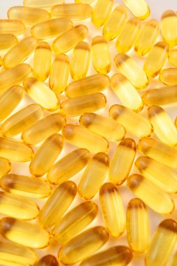 Beyaz arkaplan dokusunda balık yağı omega 3