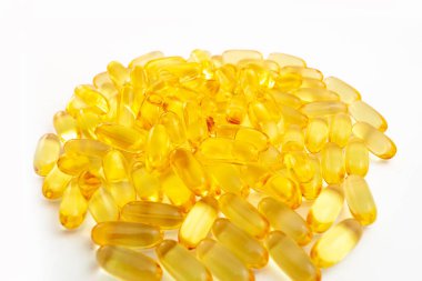 Beyaz arkaplan dokusunda balık yağı omega 3