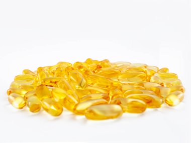 Beyaz arkaplan dokusunda balık yağı omega 3