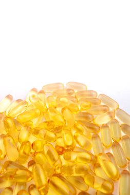 Beyaz arkaplan dokusunda balık yağı omega 3