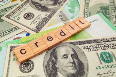 Amerikan dolarlarının dokusunda ve euro banknotlarında tahtadan küplere yazılmış CREDIT yazıtları
