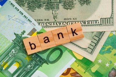 Amerikan dolarları ve euro banknotları üzerindeki tahtadan küplere BANK yazıtları