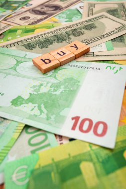 Dolar ve euro banknotlarının dokusunda tahtadan küplere yazı satın al